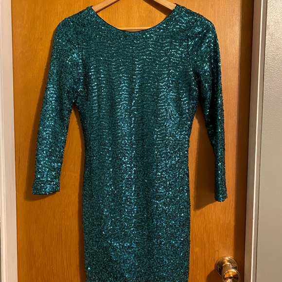 green sequin devided dress. size 8 more like size 4. - Picture 2 of 2